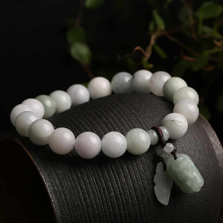 Jade Pixiu Armband mit weißen Perlen am Handgelenk getragen