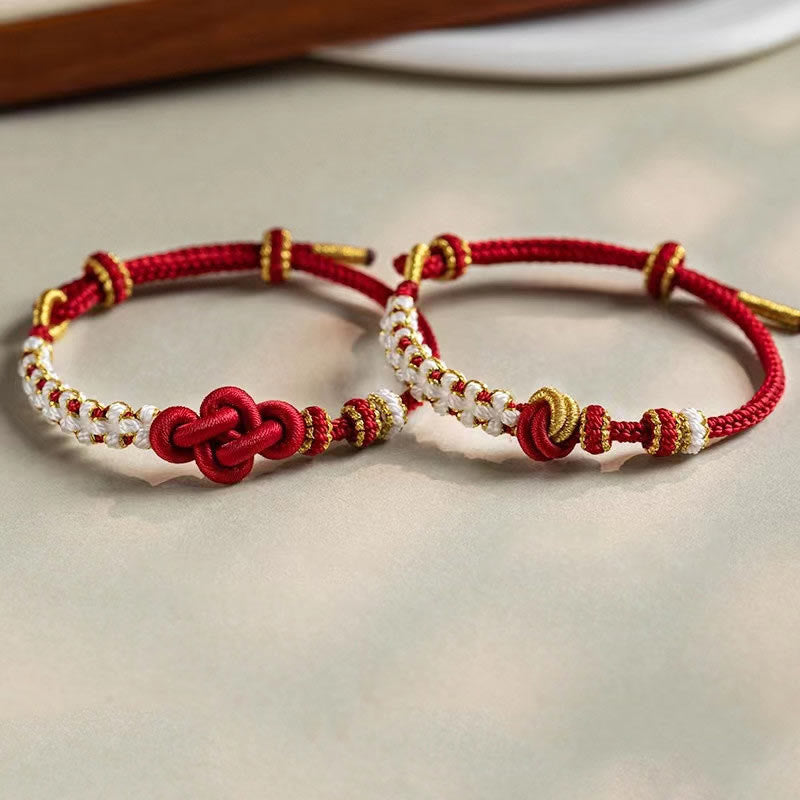 Rotes Armband Pfirsichblüte Glück Liebe mit goldenen Akzenten elegant.