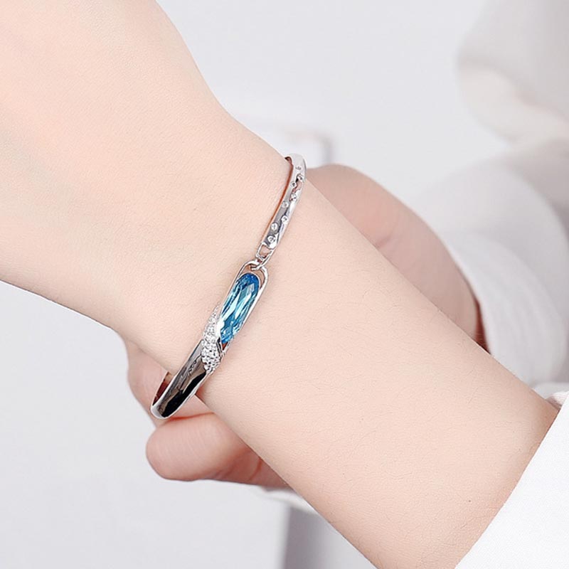 Armband 925 Silber Tierkreiszeichen blauer Stein am Handgelenk getragen Schutz