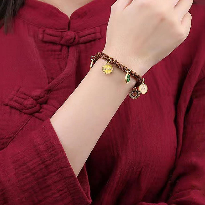 Armband Five – Glück & Wohlstand goldene Charms am Handgelenk getragen