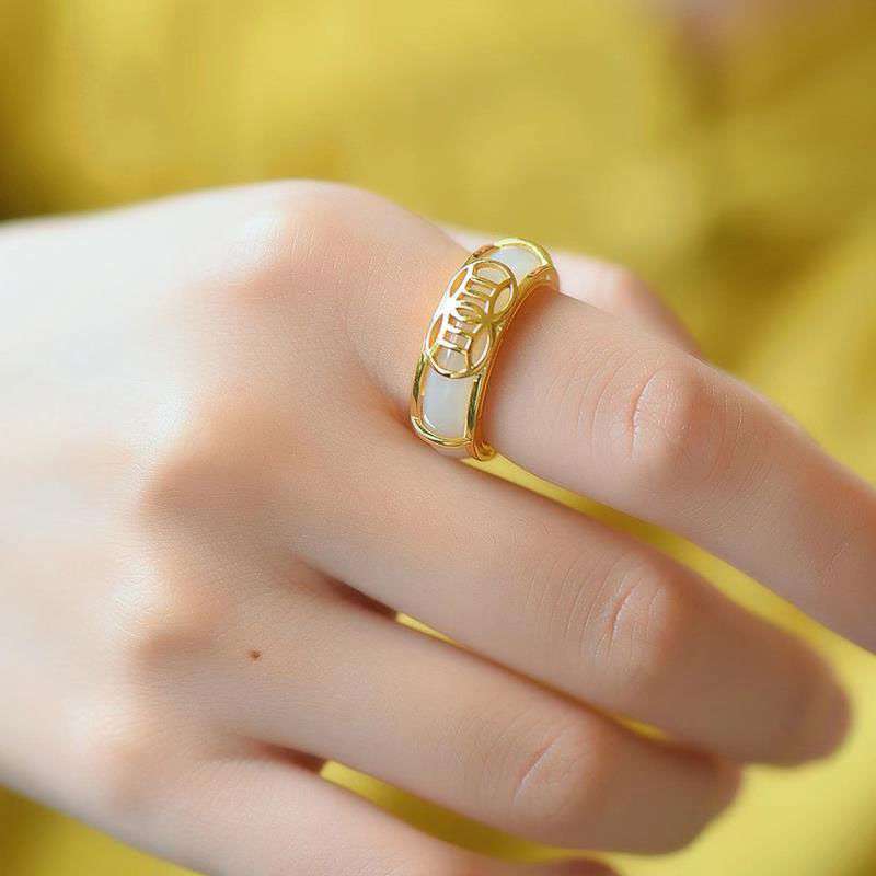 Jade Ring Gold mit weißem Stein eleganten Design getragen