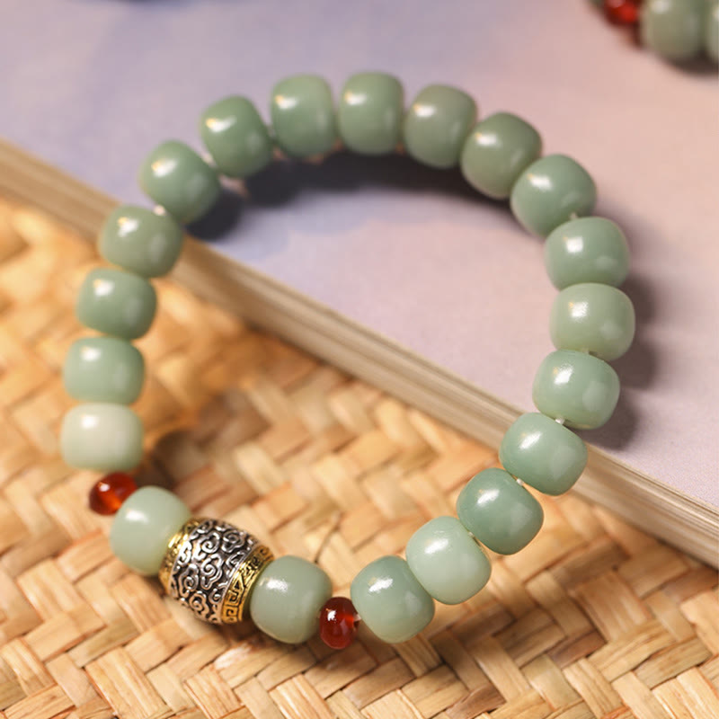 Jadegrünes Armband mit silbernem Zwischenteil und roten Akzenten.