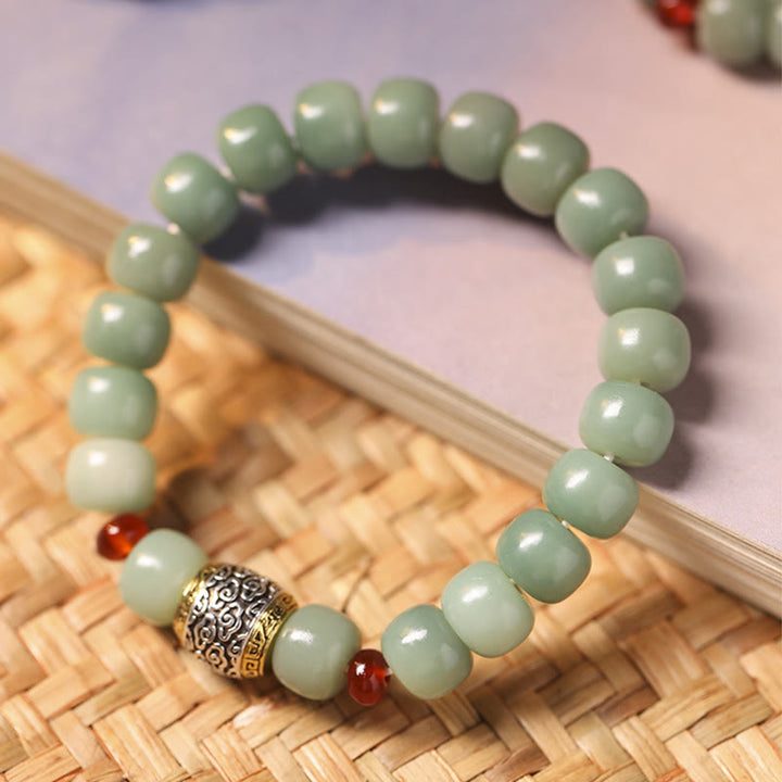 Jadegrünes Armband mit silbernem Zwischenteil und roten Akzenten.