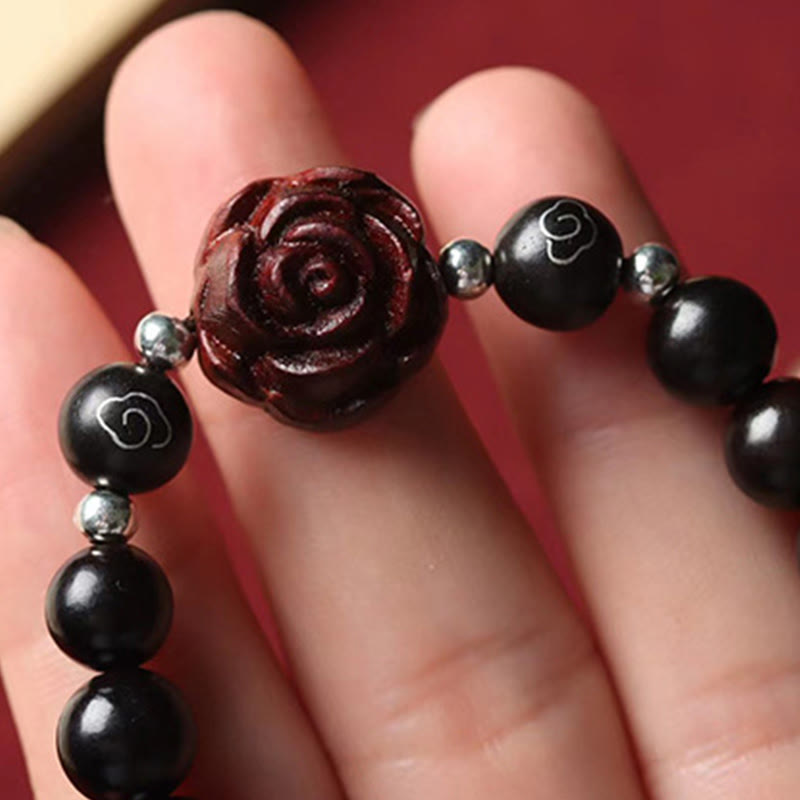 Armband Sandelholz mit roten Rosen und schwarzen Perlen elegant.