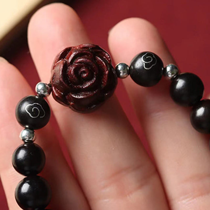 Armband Sandelholz mit roten Rosen und schwarzen Perlen elegant.