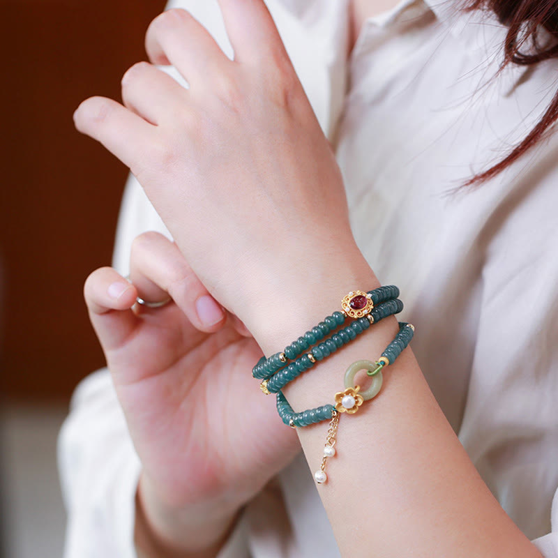 Cyan Jade Armband 925 Silber am Handgelenk getragen elegant
