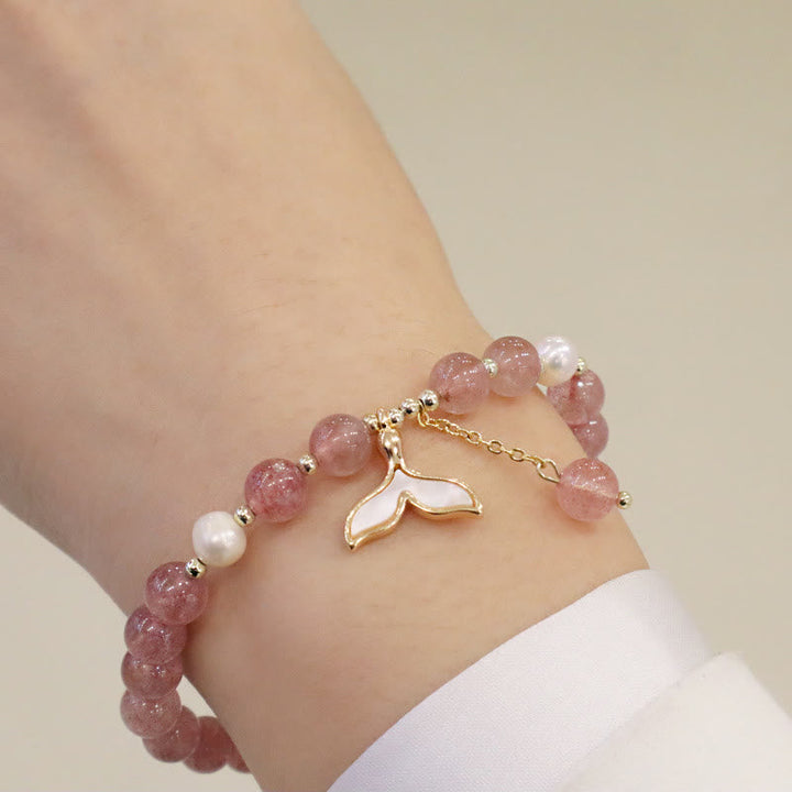 Armband Erdbeerquarz Perle Fu-Zeichen Heilung am Handgelenk getragen rosé