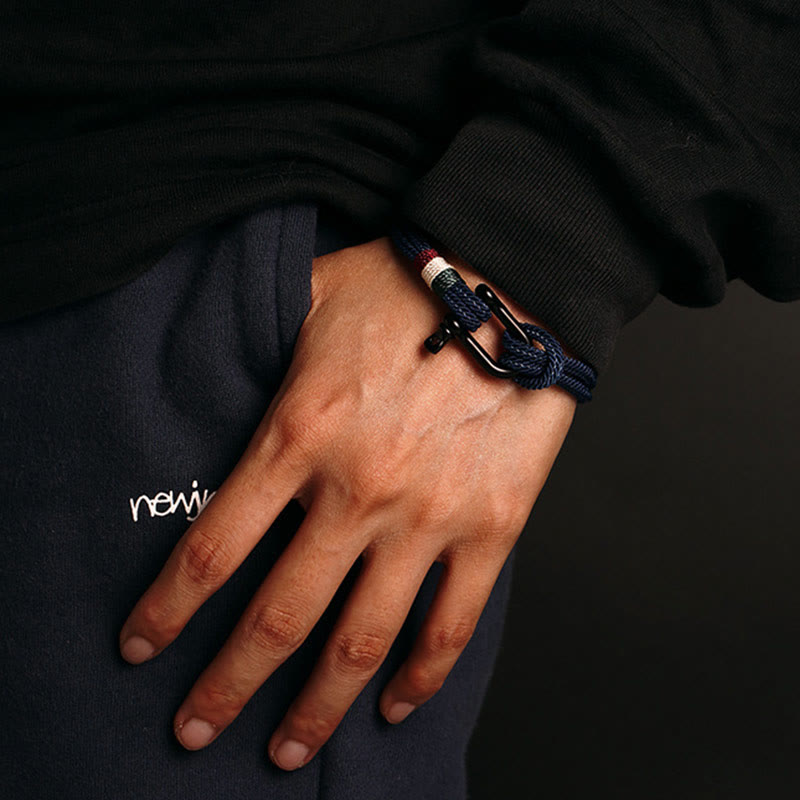 Dunkelblaues Armband Glück Stainless Stahl – Glück mit Schnalle getragen