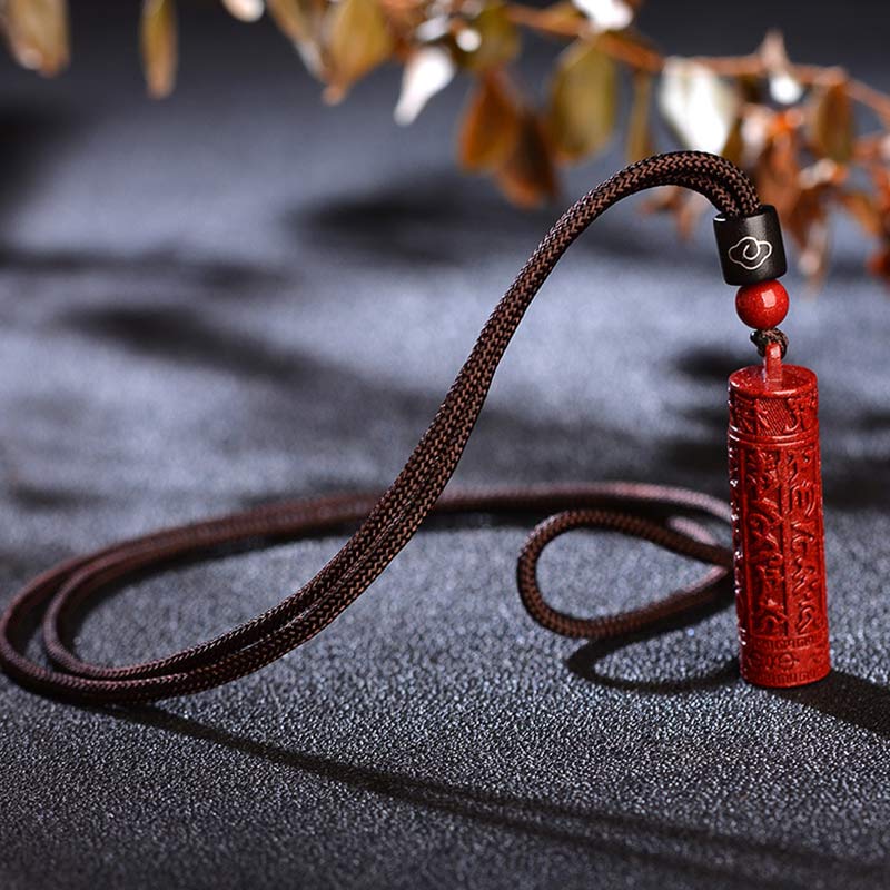 Rote Zinnober Kette Mantra Anhänger mit braunem Seidenkordel Schmuck
