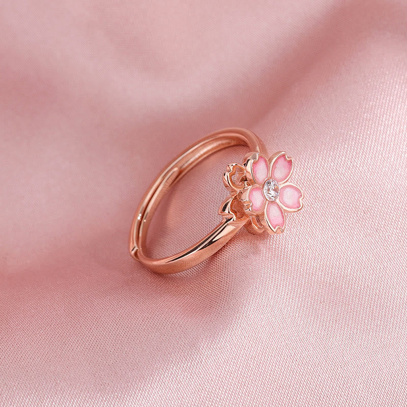 Rosegoldenes Blumen-Armband mit rosa Steinen auf zartem Hintergrund elegant.