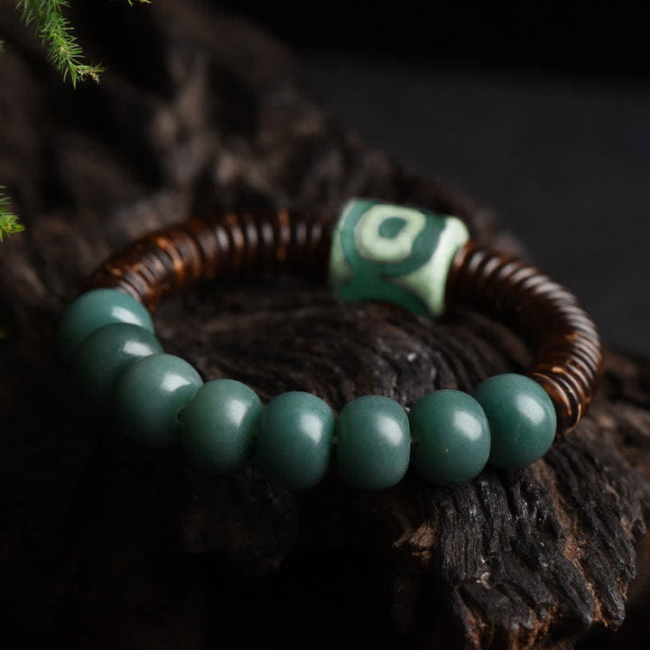 Armband Tibet Cyan Bodhi Samen Dzi auf Holz Nahaufnahme Naturstein