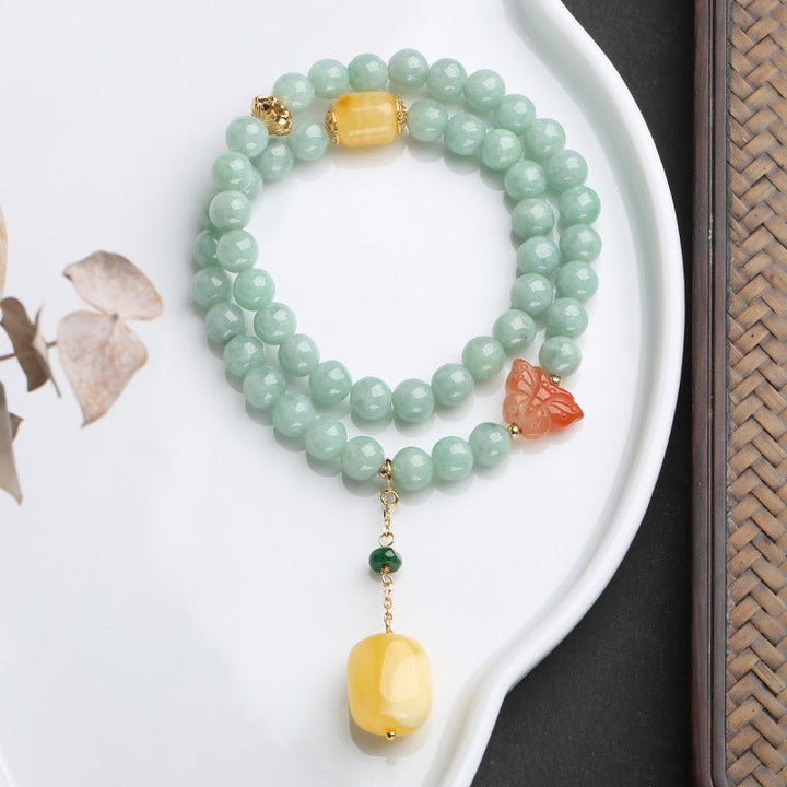 Jadegrünes Armband mit gelbem Anhänger elegant präsentiert Schmuckdisplay