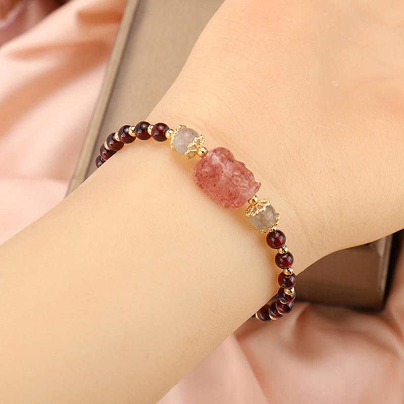 Armband Erdbeerquarz Mondstein Pixiu elastisch Naturstein Handgelenk getragen