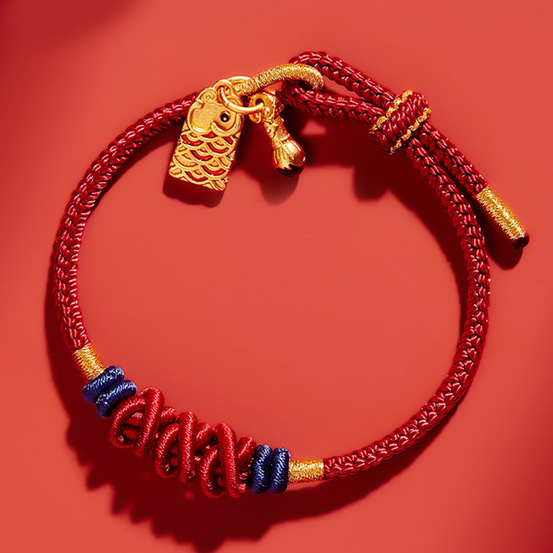 Rotes Seidenkordel-Armband mit goldenem Fisch-Anhänger elastisch getragen.