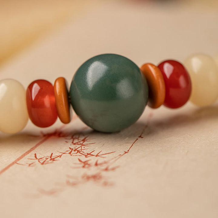 Bodhi Lotus Armband mit grünem Stein und bunten Perlen elegant.