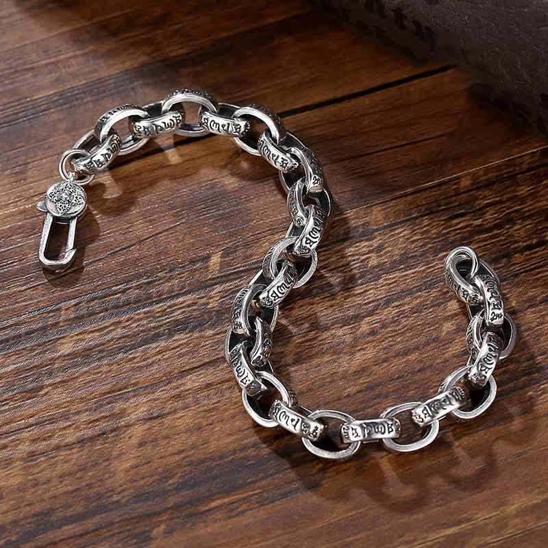 Silbernes Om Mani Padme Hum Armband 925 Silber auf Holzoberfläche elegant.