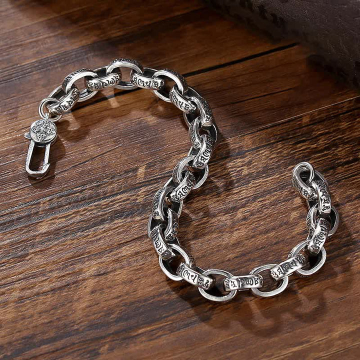 Silbernes Om Mani Padme Hum Armband 925 Silber auf Holzoberfläche elegant.