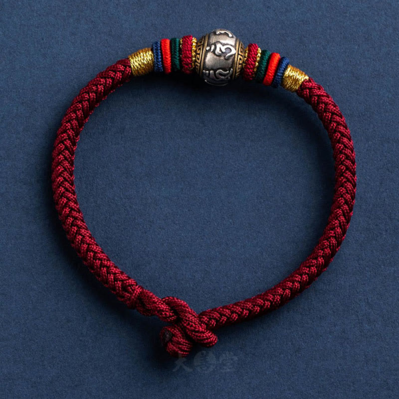 Rotes geflochtenes Armband mit silbernem Om Mani Padme Hum Verschluss eleganz.