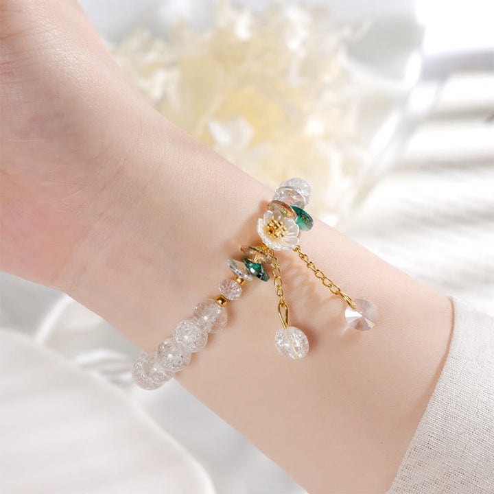 Armband Blume Glas mit Perlen elegant am Handgelenk getragen