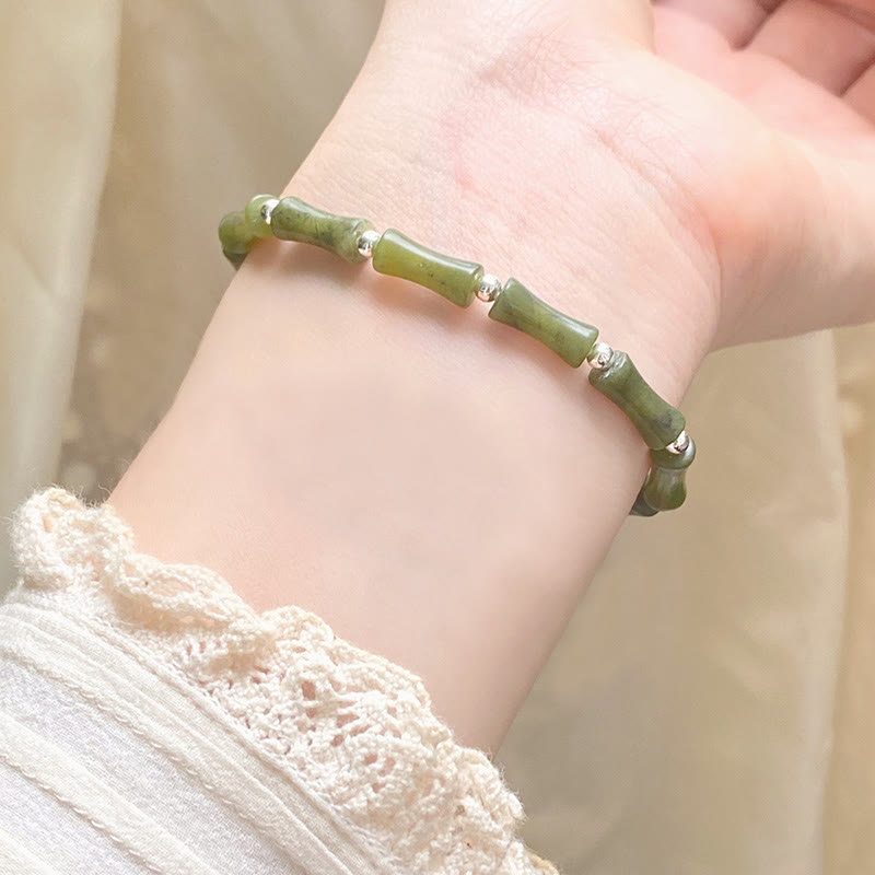 Grünes Jade Armband mit 925 Silber Perlen elegant am Handgelenk getragen