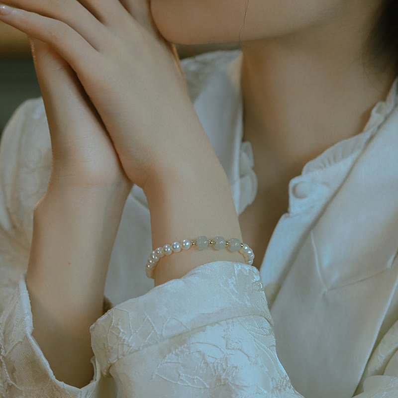 Armband Weiße Jade Perlen am Handgelenk elegant getragen weiß