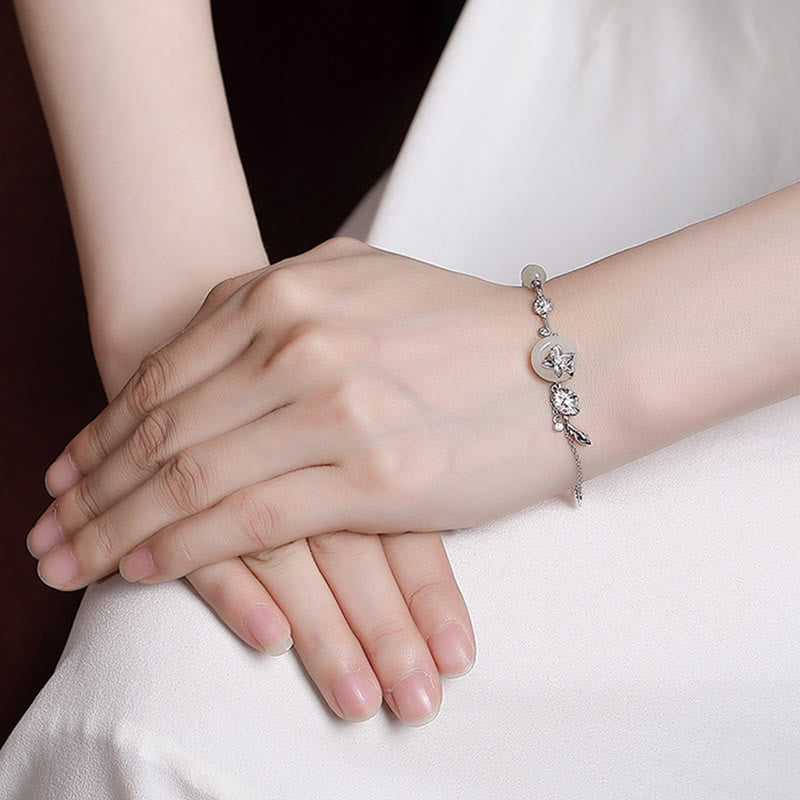 Silbernes Lotus-Armband 925er Silber Jade am Handgelenk elegant getragen.