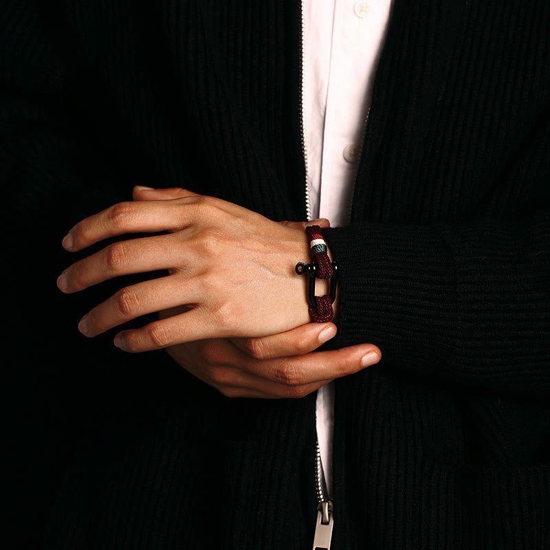 Braunes Lederarmband mit Glücksperlen am Handgelenk getragen elegant