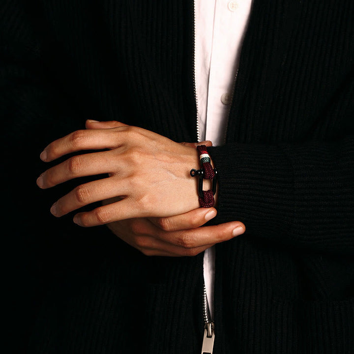 Braunes Lederarmband mit Glücksperlen am Handgelenk getragen elegant
