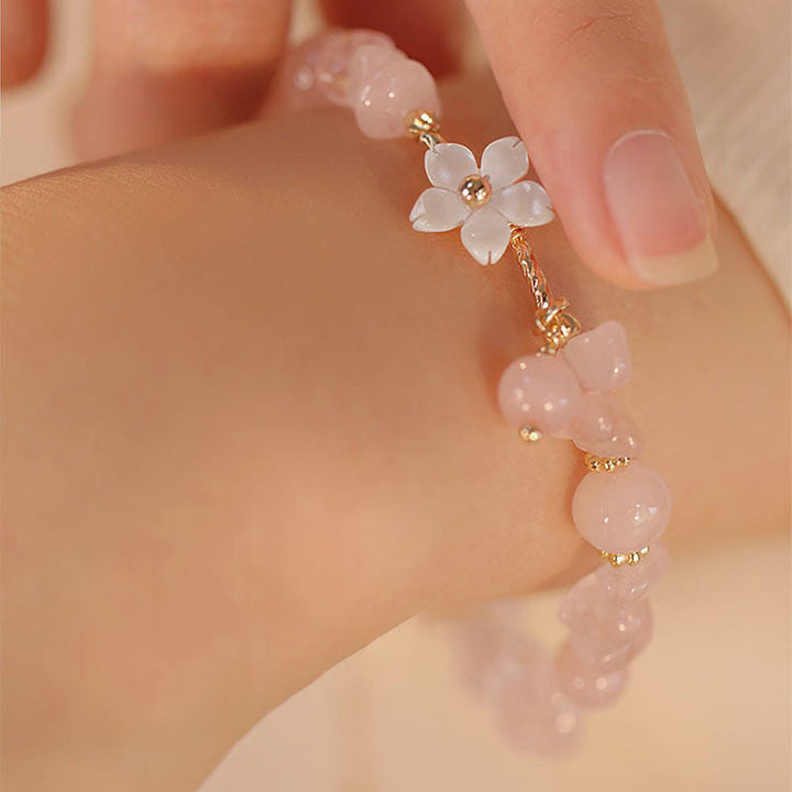 Rosenquarz Armband Kristall – Liebe am Handgelenk getragen zartes Rosa