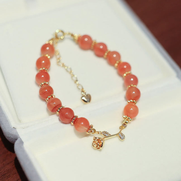 Armband Roter Achat – Ruhe mit goldfarbenen Perlen elegant präsentiert.