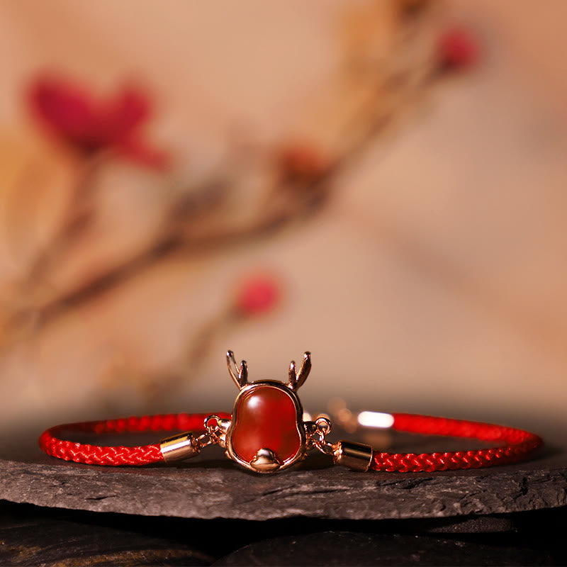 Rotes Achat Armband mit Fu-Zeichen Silber elegantes Glücksarmband getragen