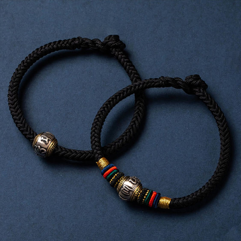 Zwei schwarze Armbänder mit silbernen Om Mani Padme Hum Perlen Schmuck.