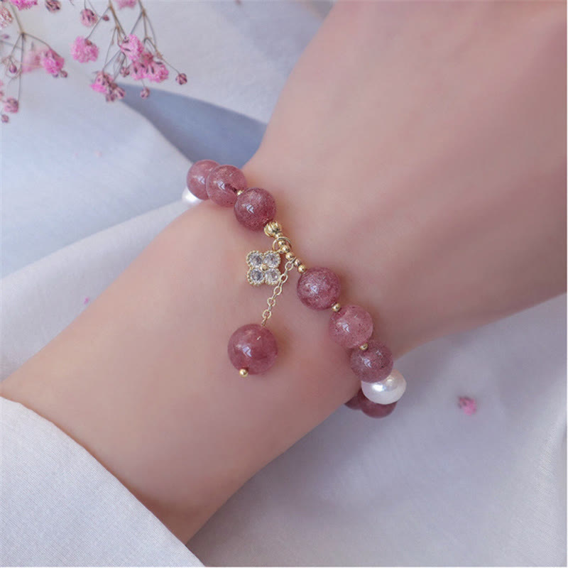 Armband Erdbeerquarz Perle Kleeblatt Liebe Rosenquarz elegant Handgelenk getragen