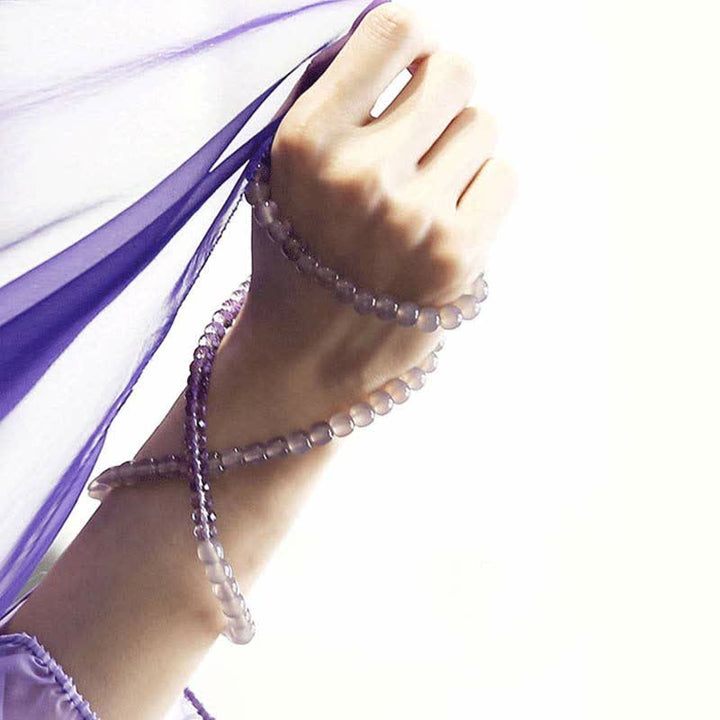 Amethyst Kristall Armband am Handgelenk mit lila Bändern eleganz Heilung
