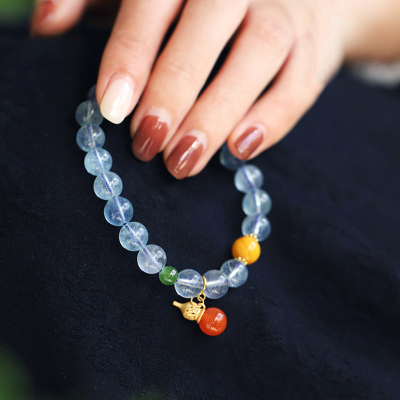 Armband Aquamarin Roter Achat – Frieden am Handgelenk mit Natursteinen getragen