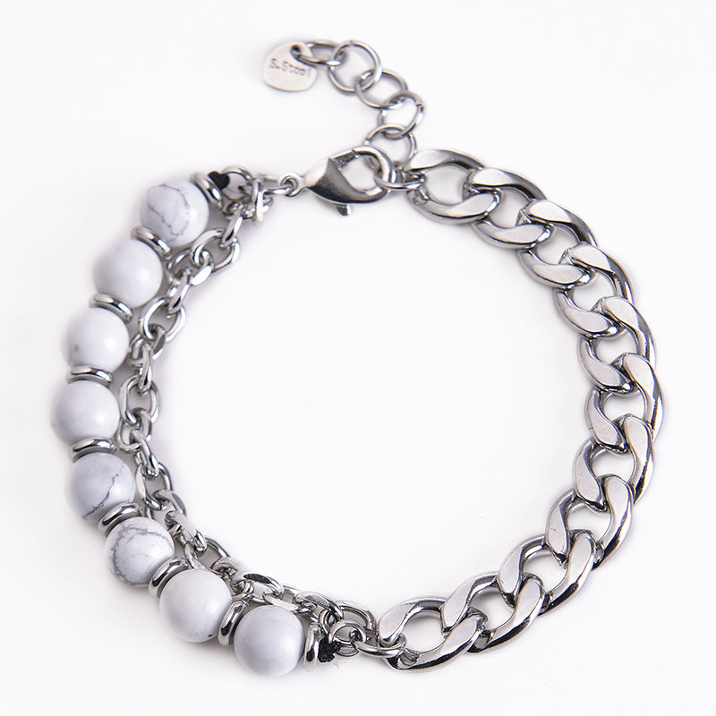 Weißes Perlen Armband mit Silberkette elegant angeordnet Naturstein.
