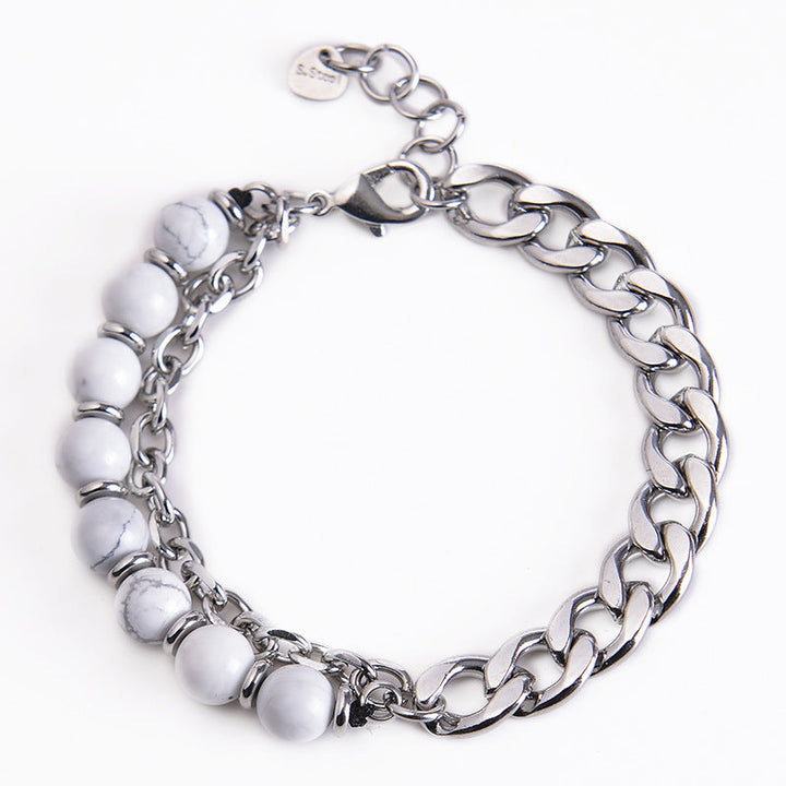 Weißes Perlen Armband mit Silberkette elegant angeordnet Naturstein.
