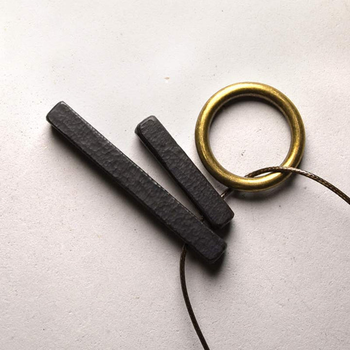Anhänger Ebenholz Zen Kreis mit goldenem Ring Naturstein