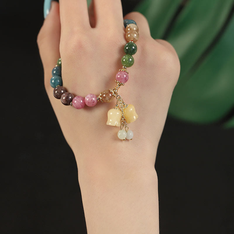 Buntes Turmalin Armband mit Blume Perle Anhänger elegant getragen