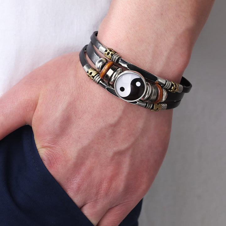 Armband Yin Yang – Balance Energie schwarzes Lederarmband Handgelenk getragen