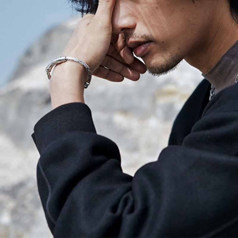 Silberarmband Om Mani Padme Hum – Fokus Mann Strand getragen