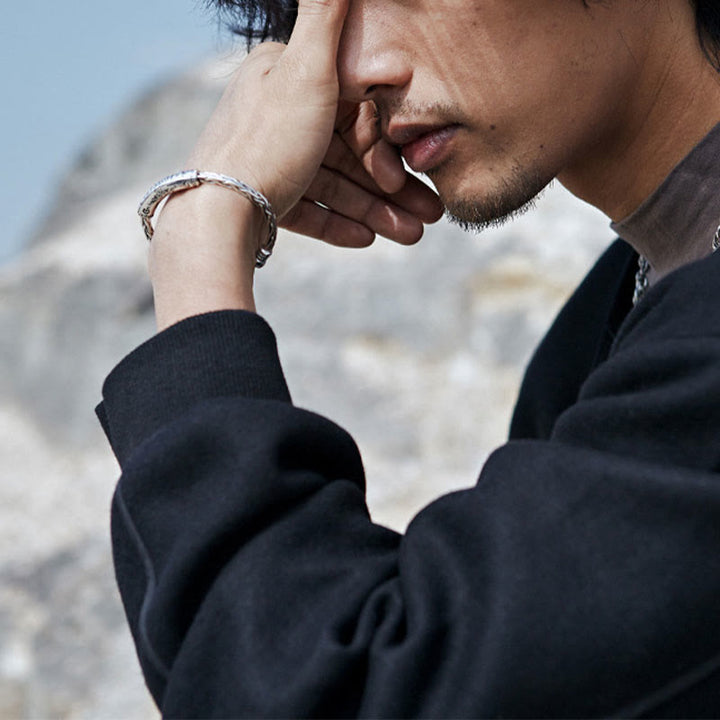 Silberarmband Om Mani Padme Hum – Fokus Mann Strand getragen