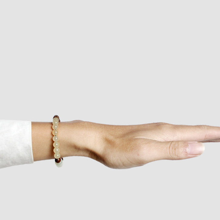 Armband Sandelholz Jade am Handgelenk getragen helles Naturstein elastisch