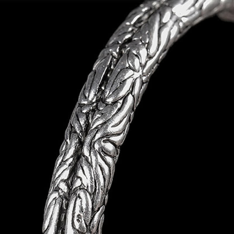 Silbernes Drachen-Armband mit detaillierter Gravur und elegantem Design.