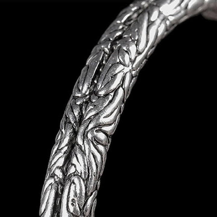 Silbernes Drachen-Armband mit detaillierter Gravur und elegantem Design.