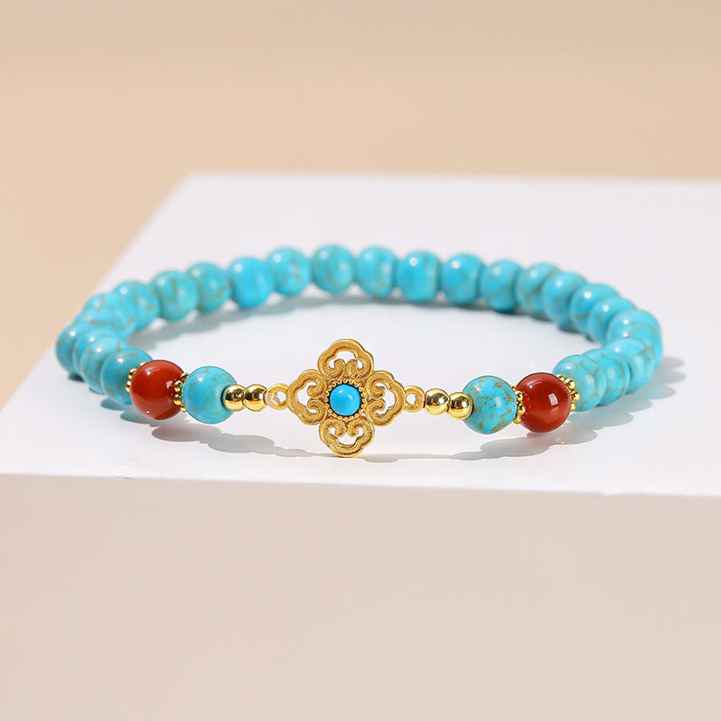 Armband Türkis – Schutz & Balance mit goldenem Ornament elastisch getragen.