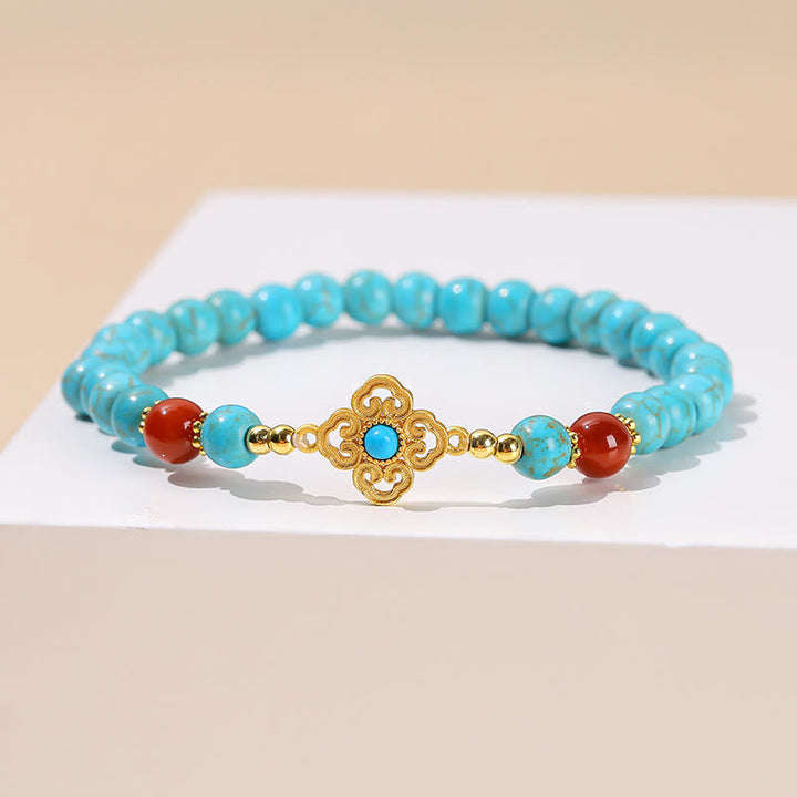 Armband Türkis – Schutz & Balance mit goldenem Ornament elastisch getragen.