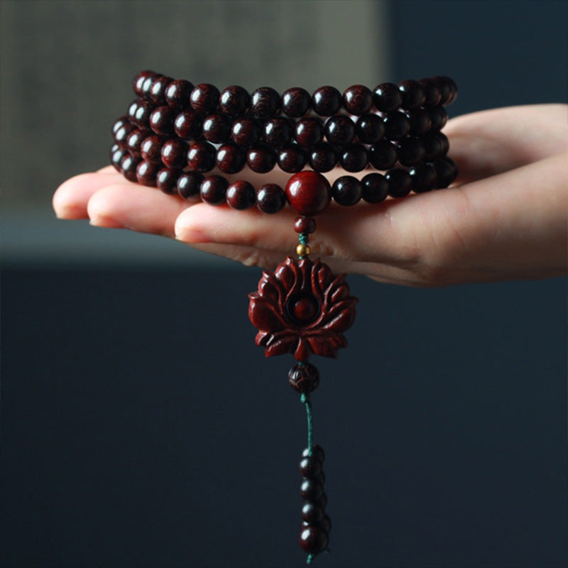 Sandelholz Lotus Armband Balance am Handgelenk, rote Perlen Nahaufnahme