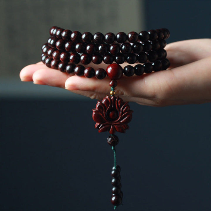 Sandelholz Lotus Armband Balance am Handgelenk, rote Perlen Nahaufnahme