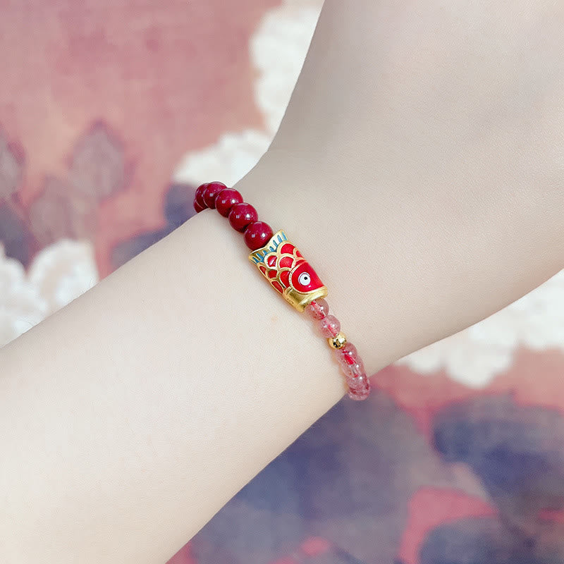 Armband Erdbeerquarz Zinnober Koi Fisch am Handgelenk getragen elegant